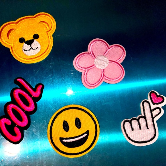 Fun 5 Pack Patches!  Teddy Bear, Cool, Pink Daisy Flower, Smiley Face, Heart - Picture 1 of 7